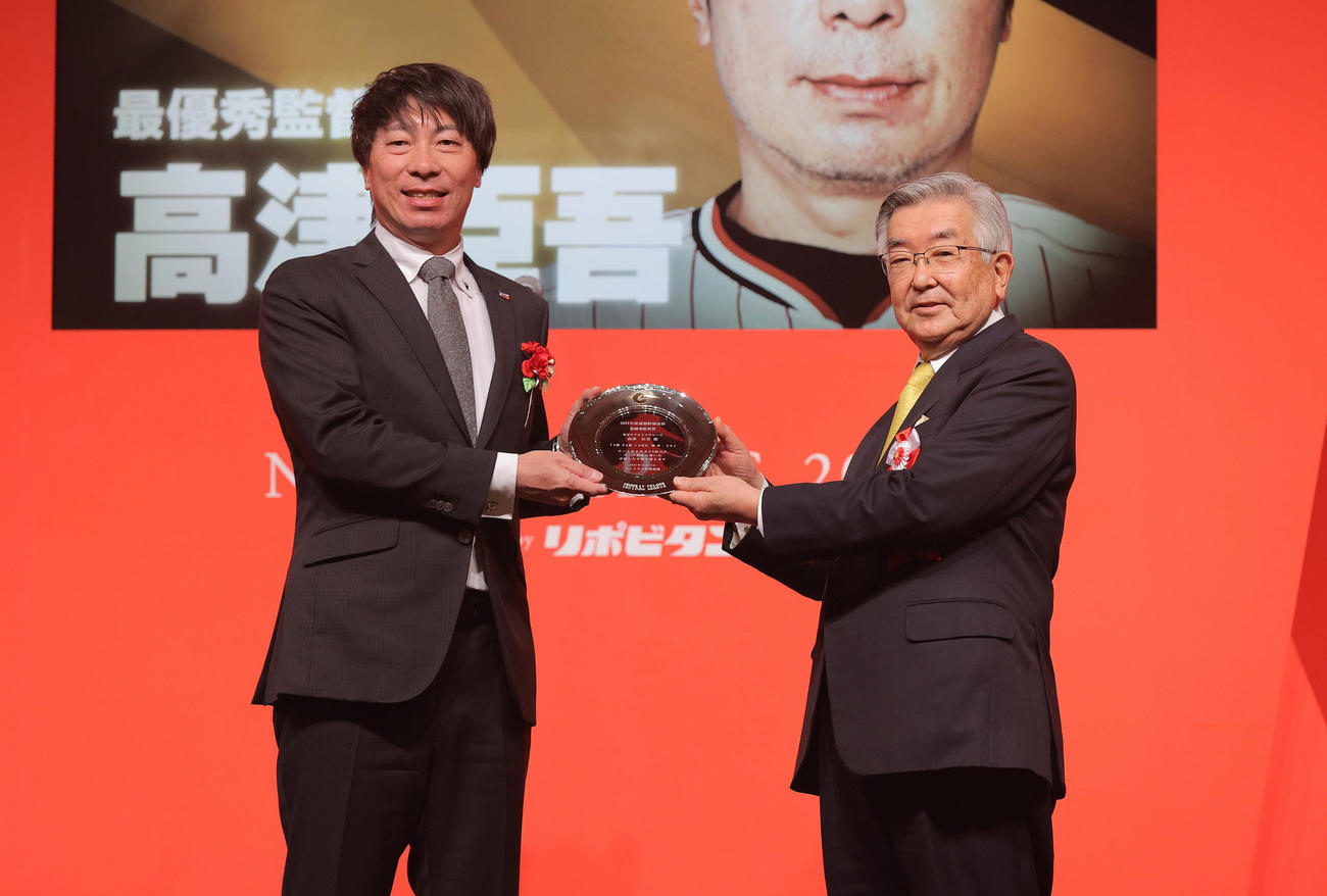 セ・リーグ連盟特別表彰・最優秀監督賞を受賞したヤクルト高津監督（左）。右は斉籐コミッショナー（代表撮影）