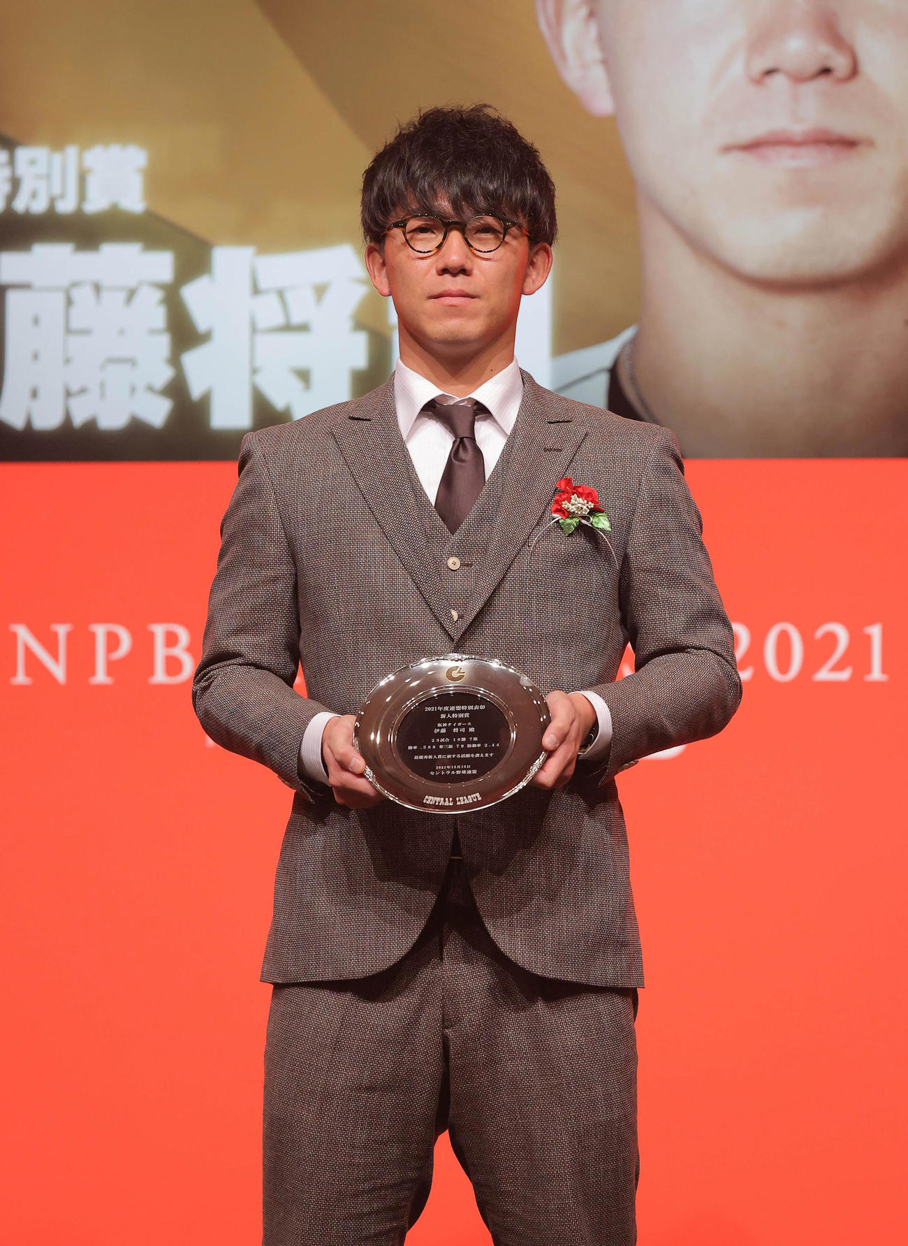 セ・リーグ連盟特別表彰・新人特別賞を受賞した阪神・伊藤将（代表撮影）