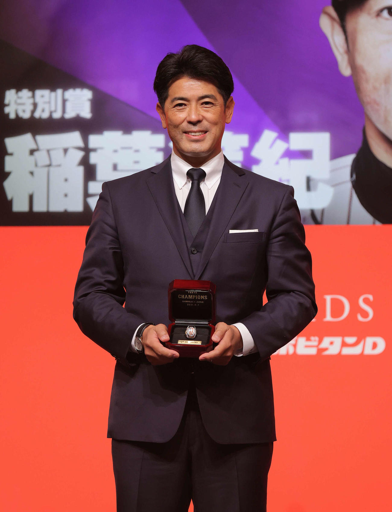 コミッショナー特別表彰を受賞した侍ジャパン稲葉前監督（代表撮影）
