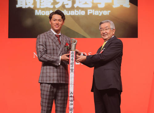 最優秀選手賞を受賞したオリックス山本(左)。右は斉籐コミッショナー(代表撮影)