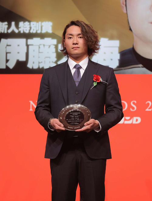 パ・リーグ連盟特別表彰・新人特別賞を受賞した日本ハム伊藤(代表撮影)