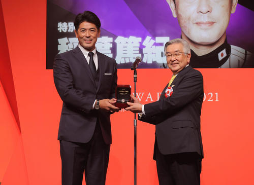 コミッショナー特別表彰を受賞した侍ジャパン稲葉前監督(左)。右は斉藤コミッショナー(代表撮影)