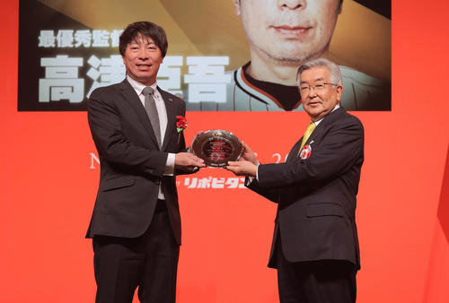 セ・リーグ連盟特別表彰・最優秀監督賞を受賞したヤクルト高津監督(左)。右は斉籐コミッショナー(代表撮影)