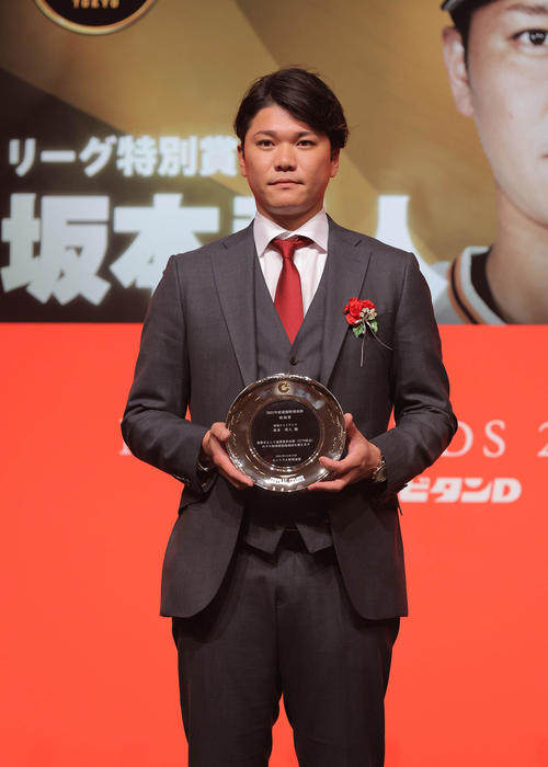 セ・リーグ連盟特別表彰・特別賞を受賞した巨人坂本(代表撮影)