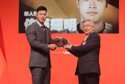 セ・リーグ連盟特別表彰・新人特別賞を受賞した阪神佐藤輝(左)。右は斉藤コミッショナー(代表撮影)