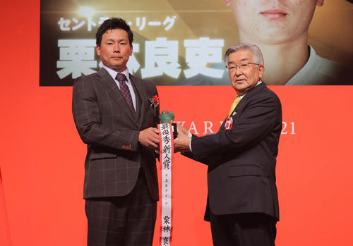 最優秀新人賞を受賞した広島栗林（左）。右は斉籐コミッショナー（代表撮影）
