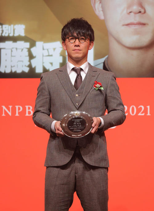 セ・リーグ連盟特別表彰・新人特別賞を受賞した阪神・伊藤将(代表撮影)