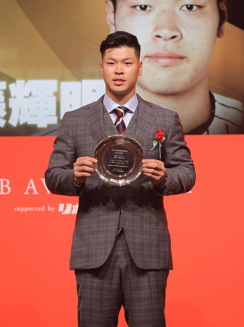 セ・リーグ連盟特別表彰・新人特別賞を受賞した阪神佐藤輝(代表撮影)