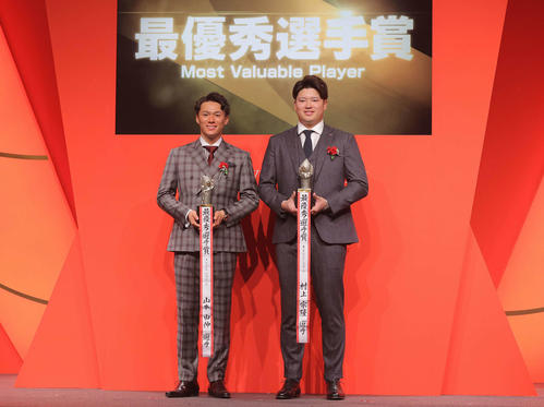 最優秀選手賞を受賞したオリックス山本(左)とヤクルト村上(代表撮影)