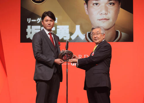 セ・リーグ連盟特別表彰・特別賞を受賞した巨人坂本（左）。右は斉籐コミッショナー（代表撮影）