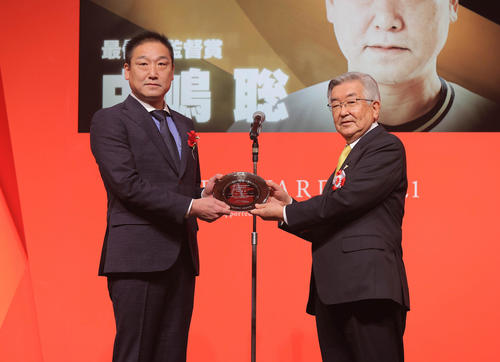 パ・リーグ連盟特別表彰・最優秀監督賞を受賞したオリックス中嶋監督(左)。右は斉藤コミッショナー(代表撮影)