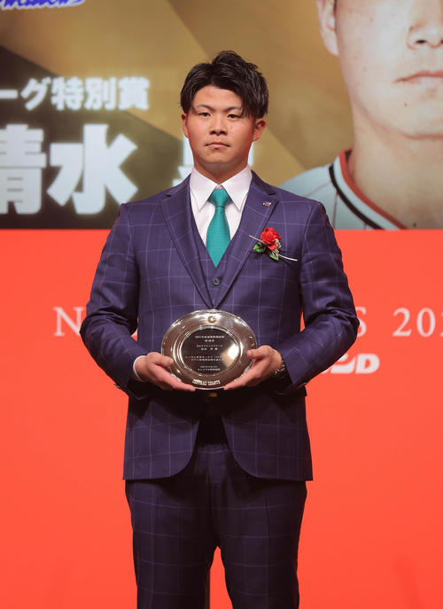 セ・リーグ連盟特別表彰・特別賞を受賞したヤクルト・清水(代表撮影)