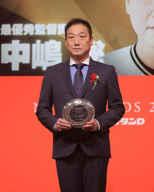 パ・リーグ連盟特別表彰・最優秀監督賞を受賞したオリックス中嶋監督(代表撮影)