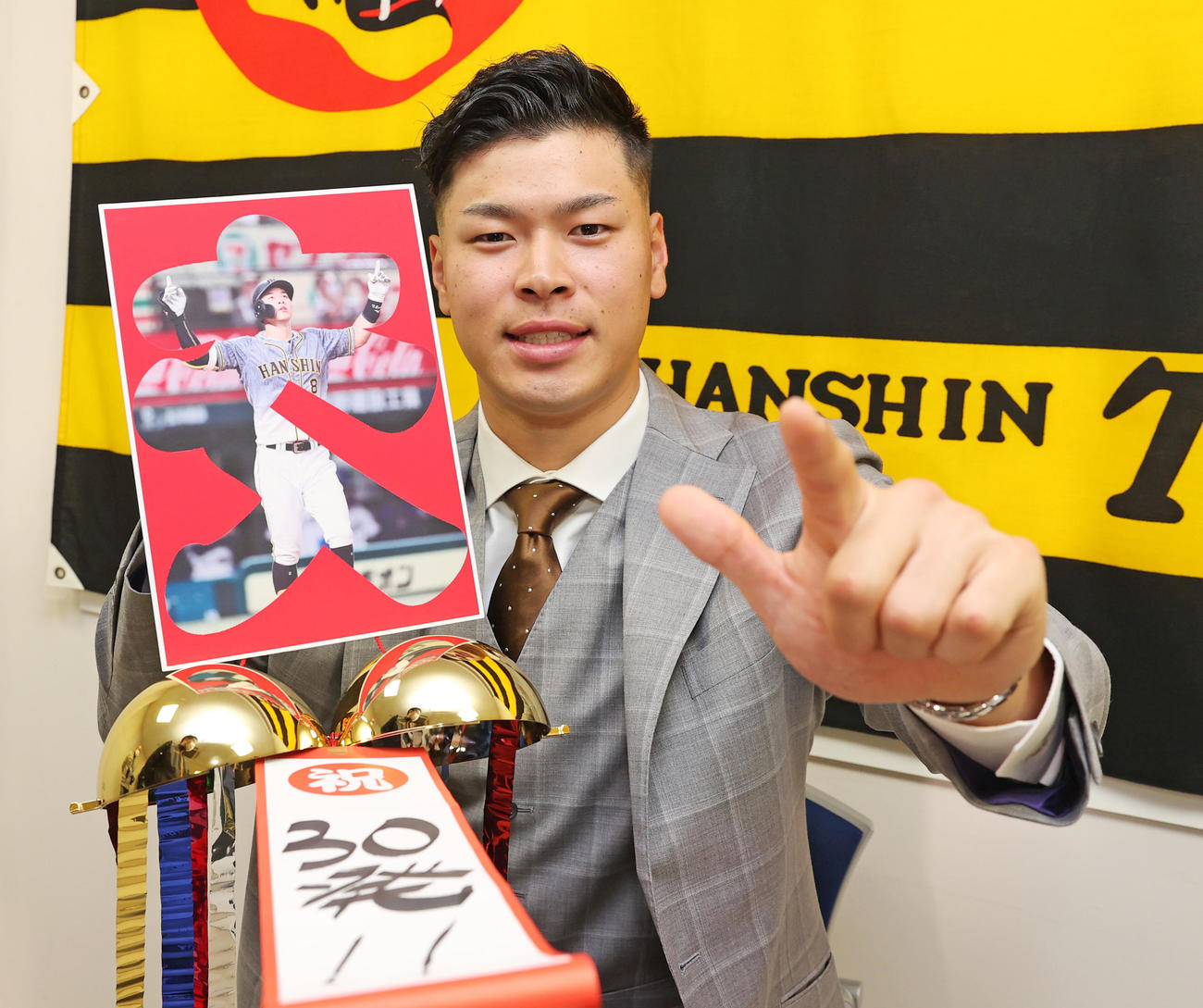2021年12月14日　契約更改を終え来季は30発越えを誓う阪神佐藤輝（撮影・清水貴仁）