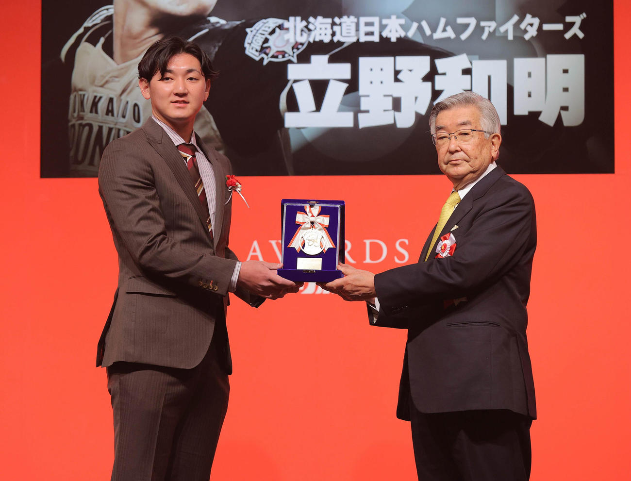 イースタン・リーグ優秀選手賞を受賞した日本ハム立野（左）。右は斉籐コミッショナー（代表撮影）