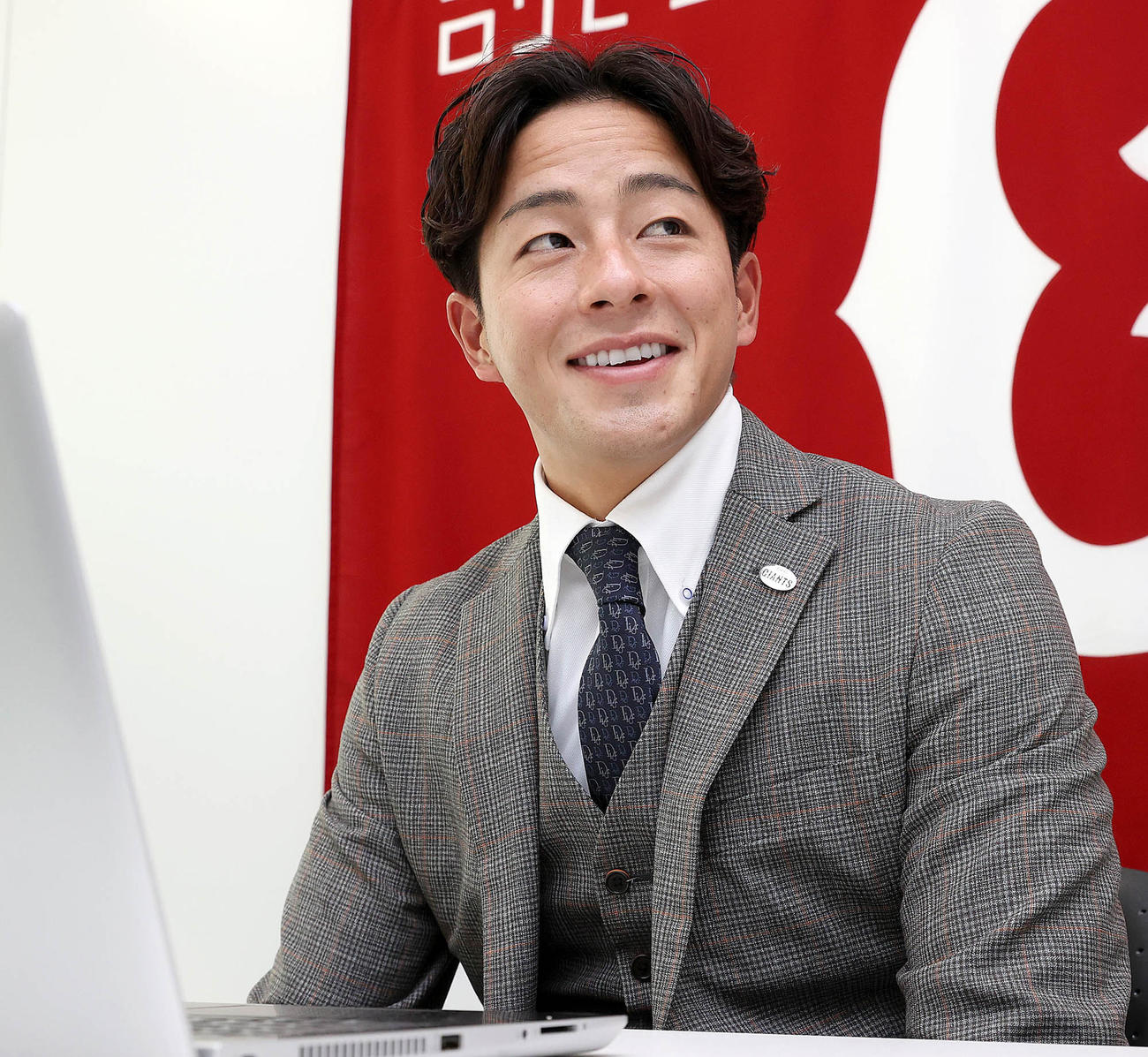 契約更改を終え、リモート取材に応じる巨人湯浅（球団提供）