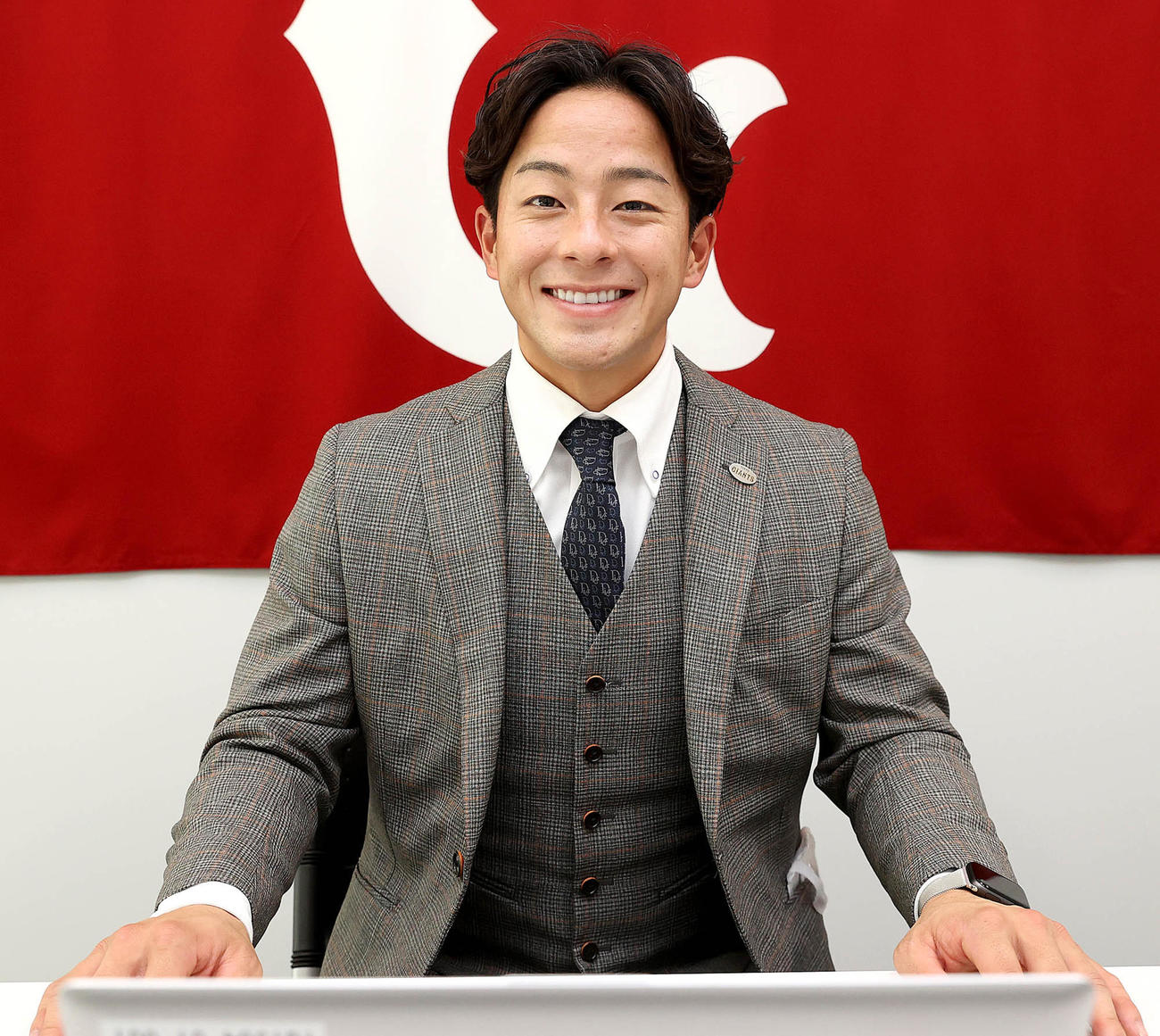 契約更改を終え、笑顔を見せる巨人湯浅（球団提供）