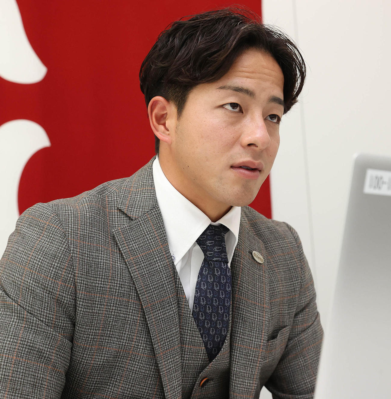 契約更改を終え、リモート取材に応じる巨人湯浅（球団提供）