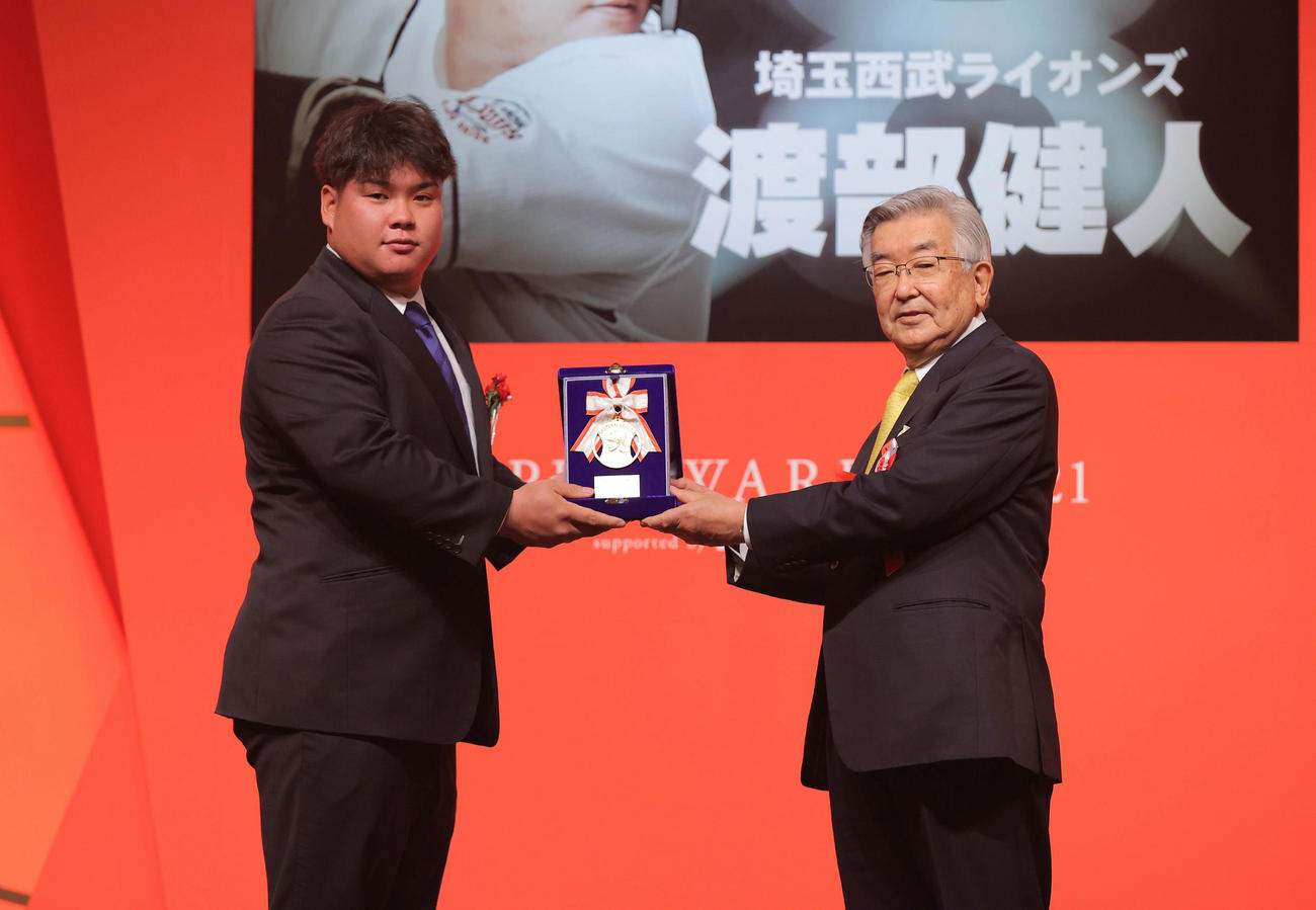 イースタン・リーグ優秀選手賞を受賞した西武渡部（左）。右は斉藤コミッショナー（代表撮影）