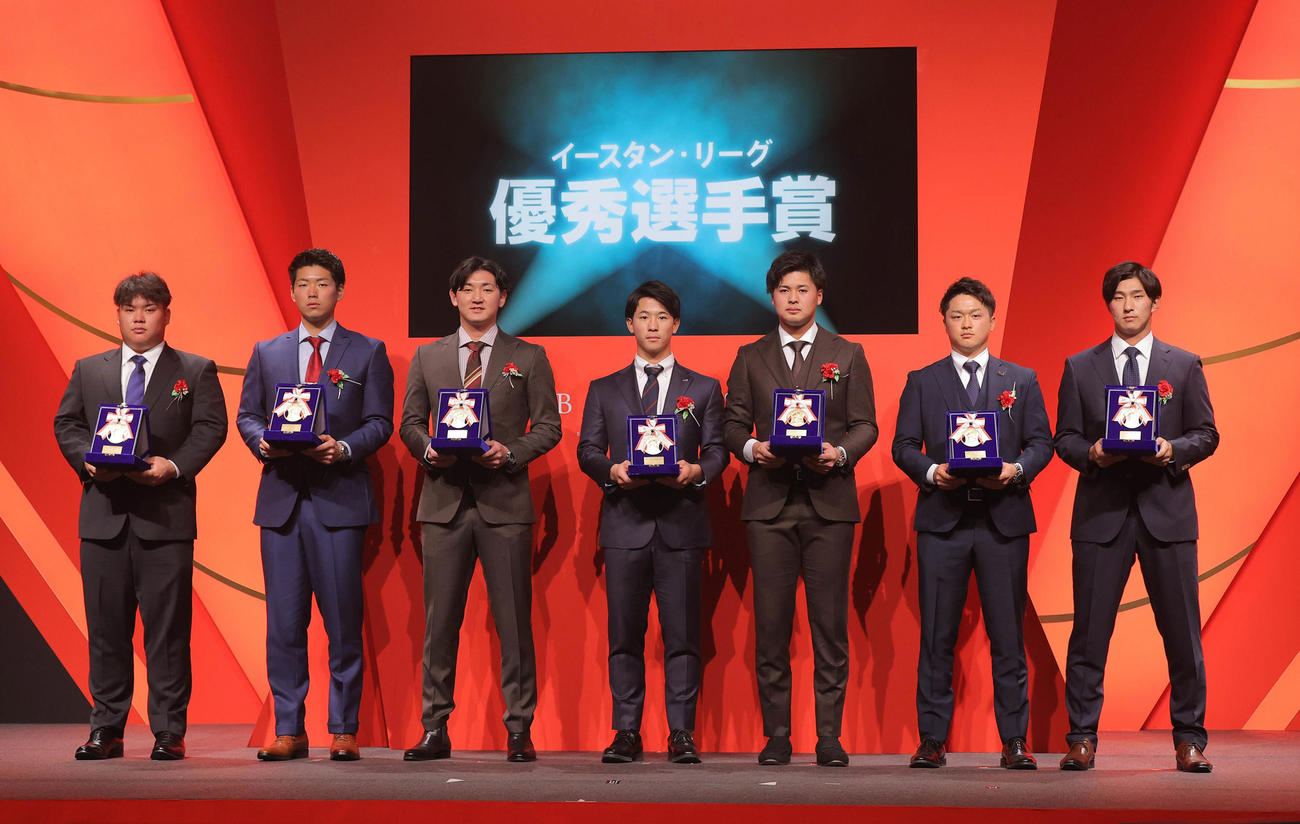 イースタン・リーグ優秀選手賞を受賞した、左から西武渡部、DeNA蝦名、日本ハム立野、ヤクルト内山、楽天黒川、巨人戸田、ロッテ本前（代表撮影）