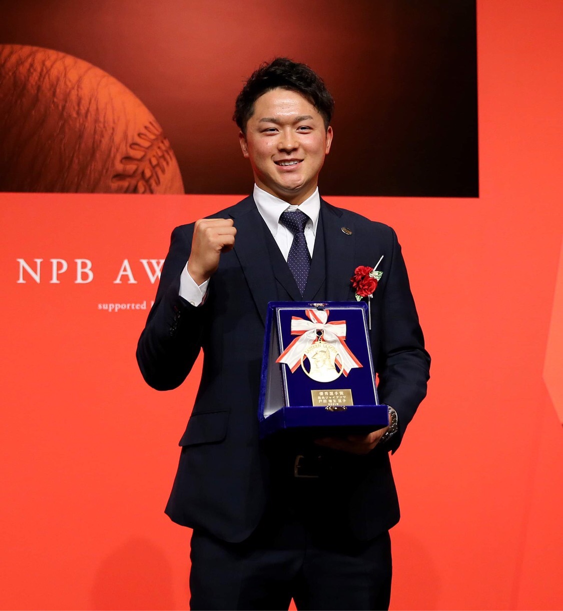 イースタン・リーグ優秀選手賞を受賞し、笑顔でガッツポーズする巨人戸田（球団提供）