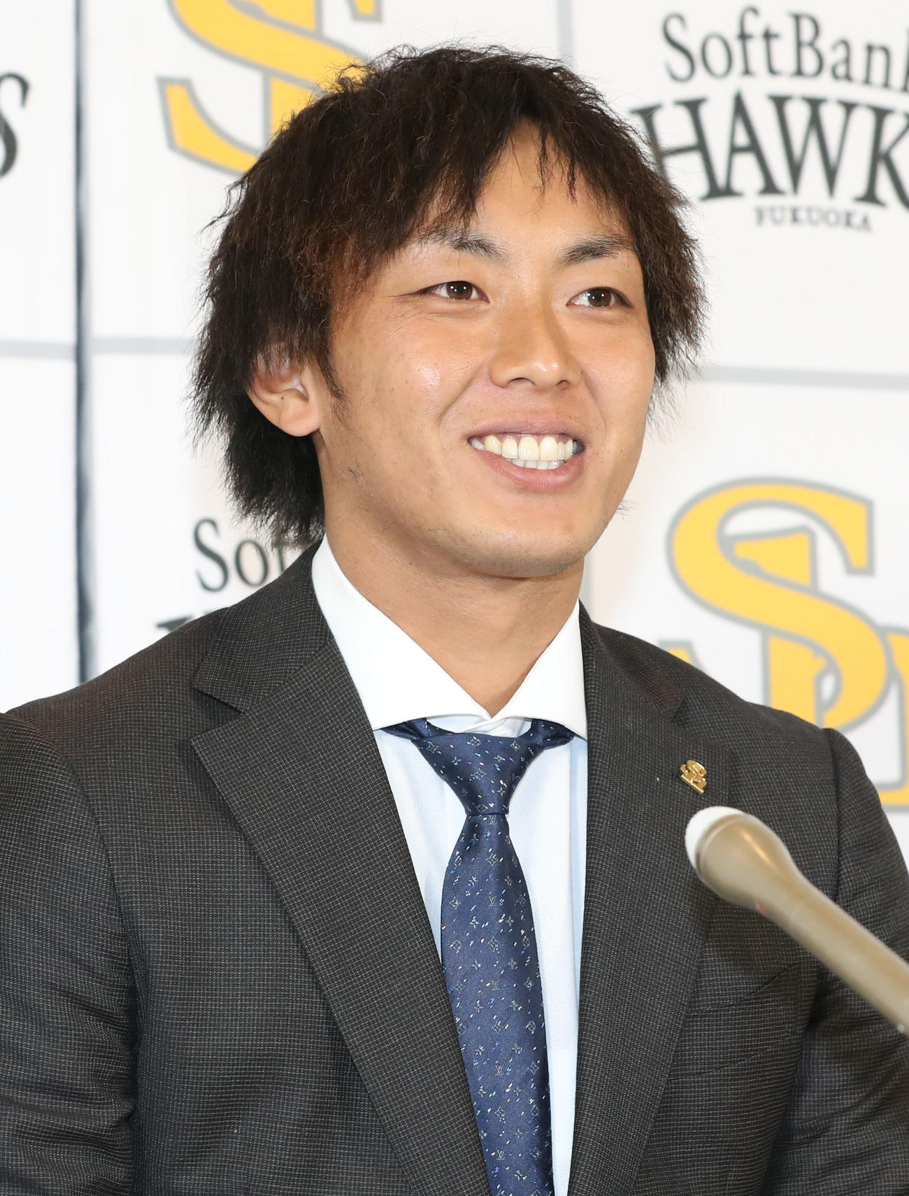 契約更改を終えて笑顔で会見を行う今宮（撮影・屋方直哉）