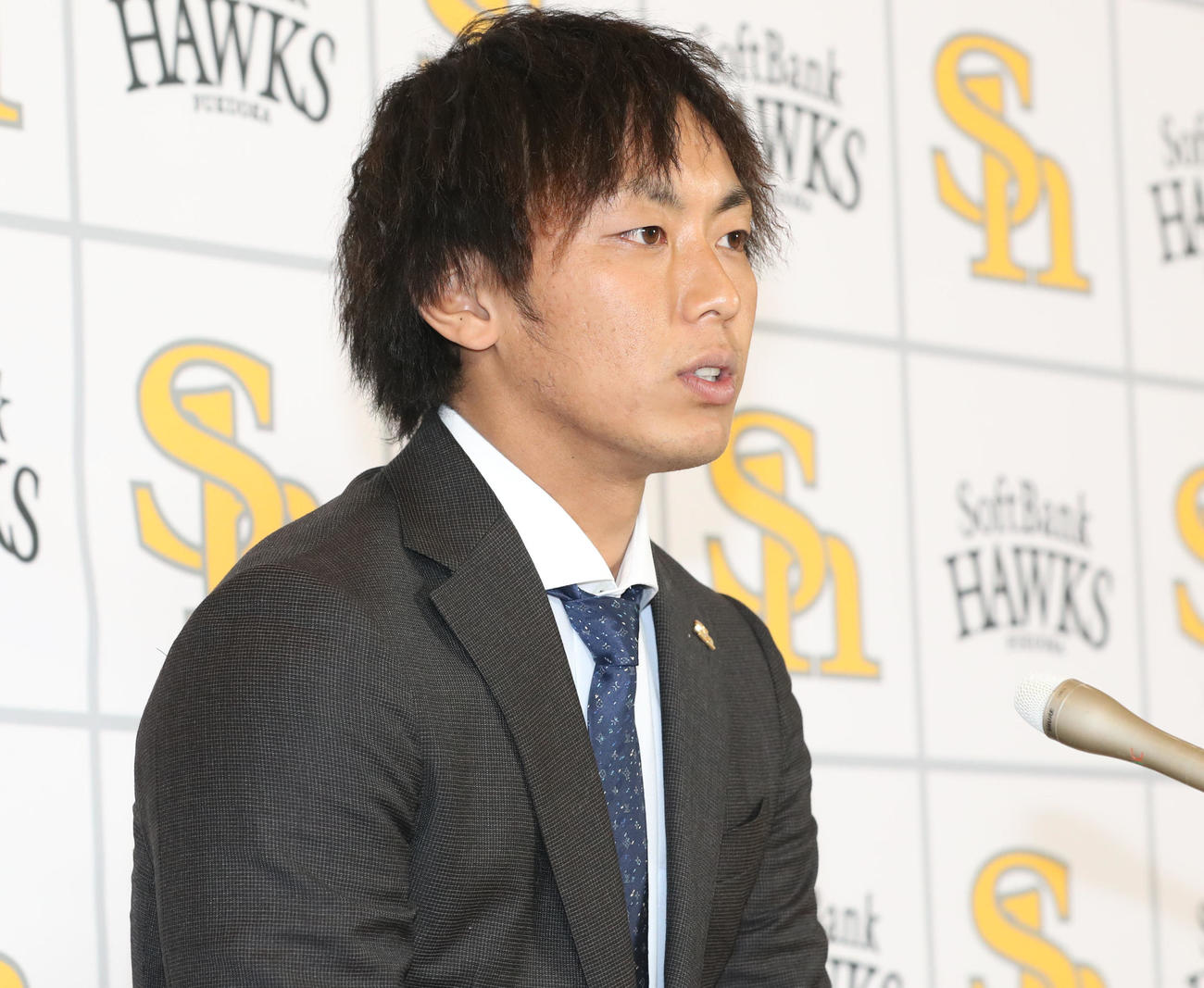 契約更改を終えて会見を行う今宮（撮影・屋方直哉）