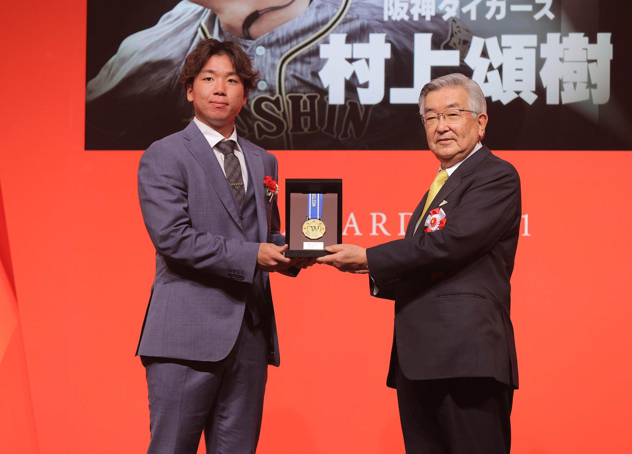 ウエスタン・リーグ優秀選手賞を受賞した阪神村上（左）。右は斉藤コミッショナー（代表撮影）