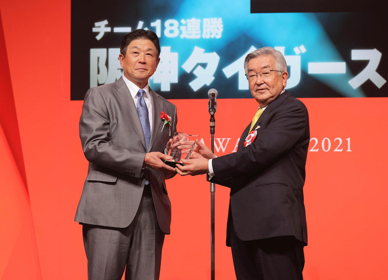 ウエスタン・リーグ連盟特別表彰を受賞した阪神平田2軍監督（左）。右は斉藤コミッショナー（代表撮影）