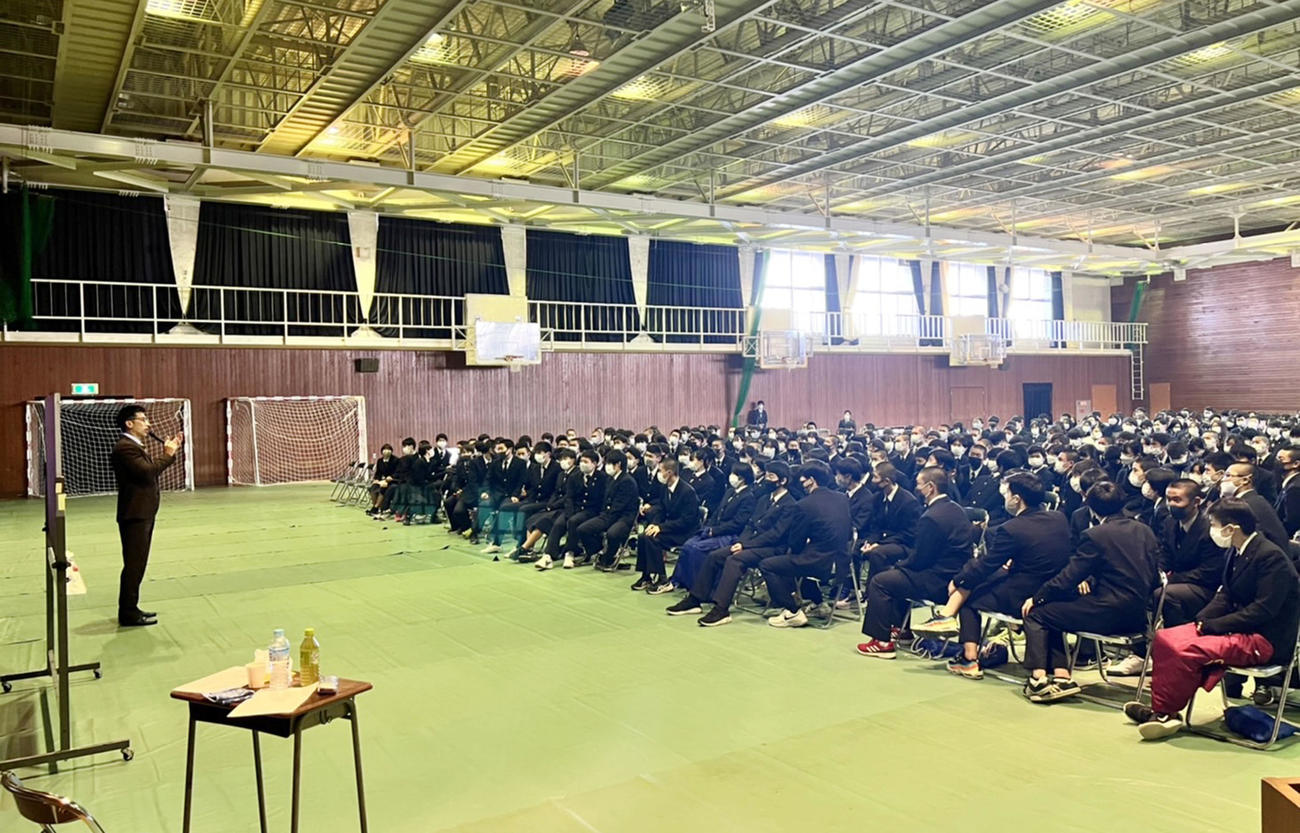 桜宮高校の特別講座の講師として講演を行った阪神矢野監督（球団提供）