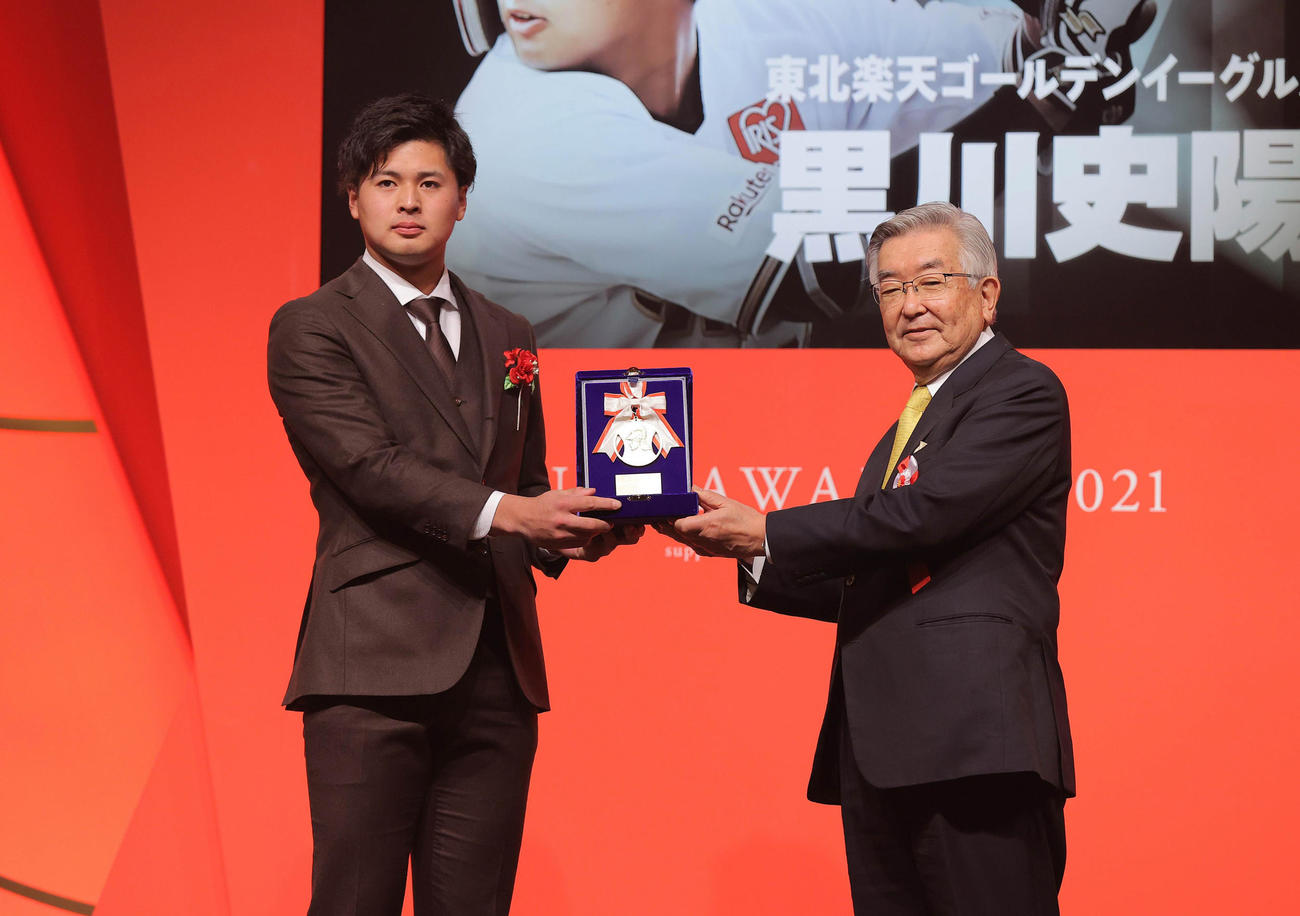 イースタン・リーグ優秀選手賞を受賞した楽天黒川（左）。右は斉藤コミッショナー（代表撮影）