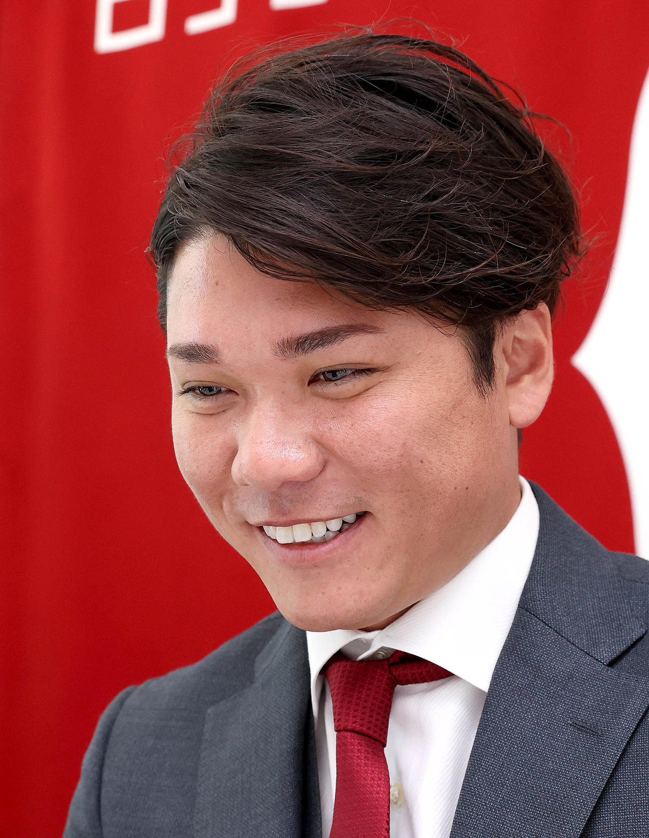 契約更改を終え、リモートでの取材に笑顔を見せる巨人坂本（球団提供）