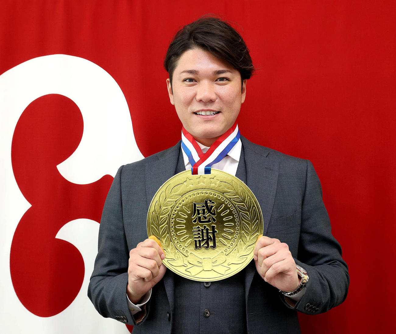契約更改を終え、感謝の金メダルを手に笑顔を見せる巨人坂本（球団提供）