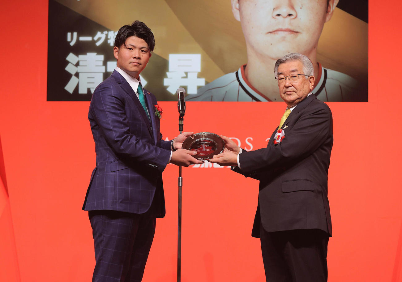 セ・リーグ連盟特別表彰・特別賞を受賞したヤクルト・清水（左）。右は斉藤コミッショナー（代表撮影）