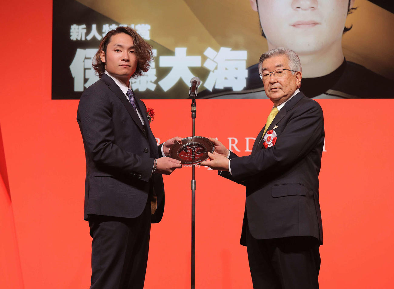 パ・リーグ連盟特別表彰・新人特別賞を受賞した日本ハム伊藤（左）。右は斉籐コミッショナー（代表撮影）