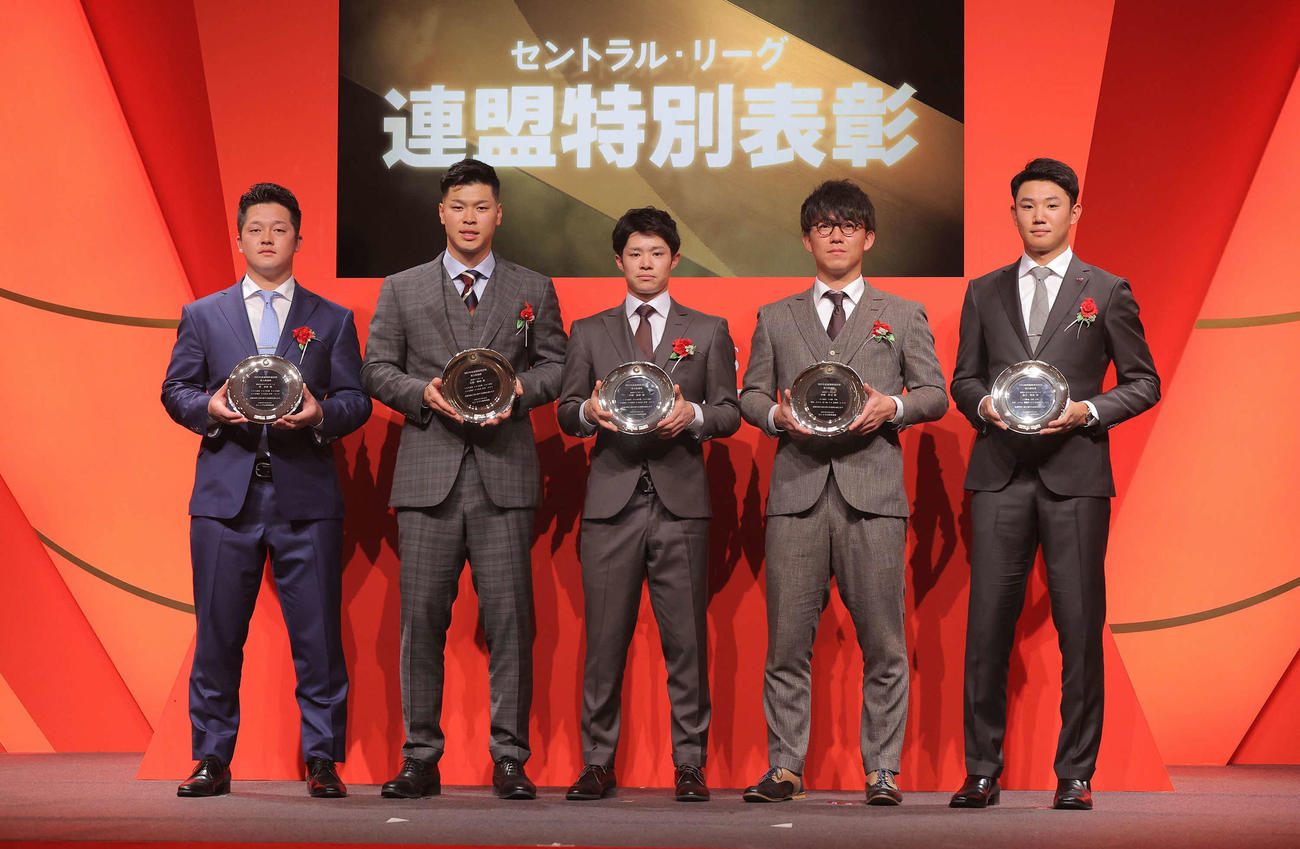 セ・リーグ連盟特別表彰・新人特別賞を受賞した、左からDeNA牧、阪神佐藤輝、中野、伊藤将、ヤクルト奥川（代表撮影）