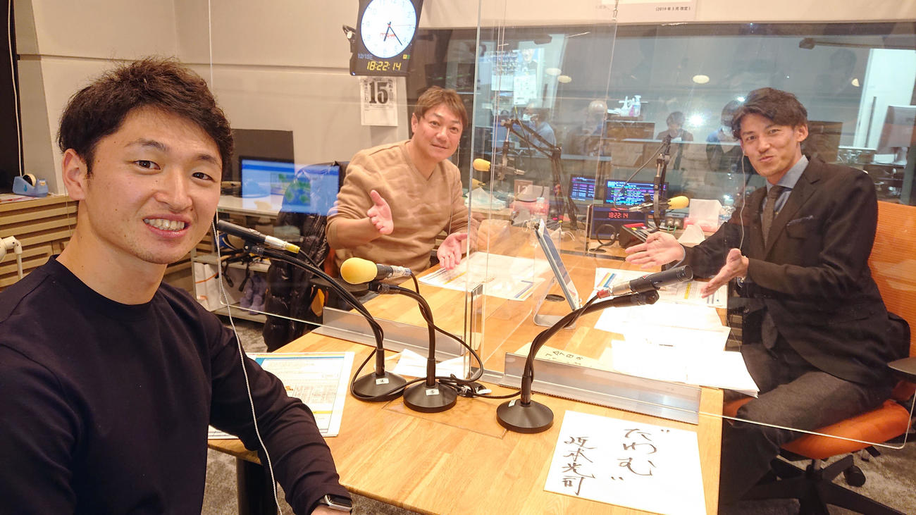 ABCラジオ「ラジオで虎バン」に出演した近本。中央は浜中治氏、右は高野アナウンサー（球団提供）