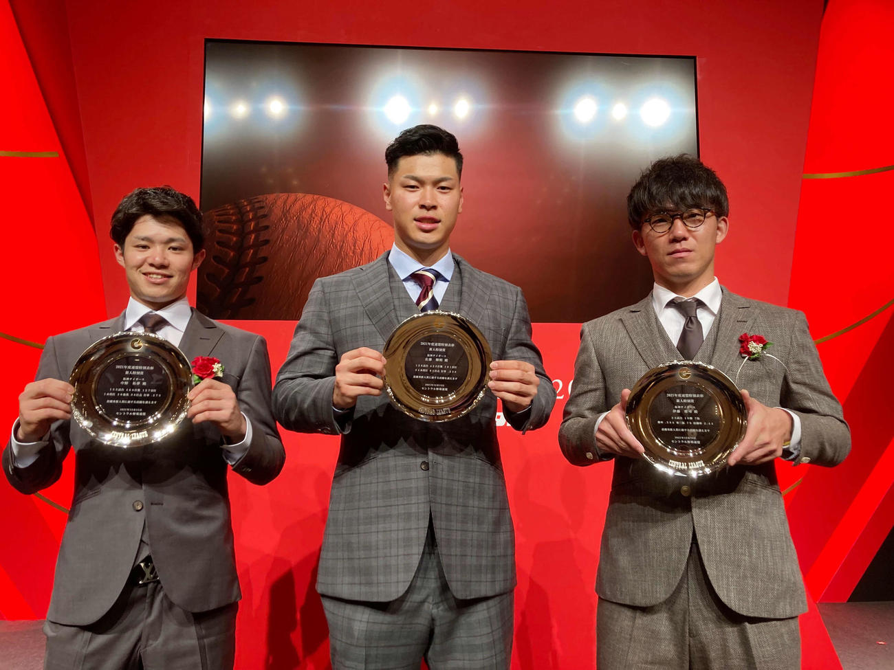 セ・リーグ連盟特別表彰・新人特別賞を受賞した阪神の、左から中野、佐藤輝、伊藤将（球団提供）