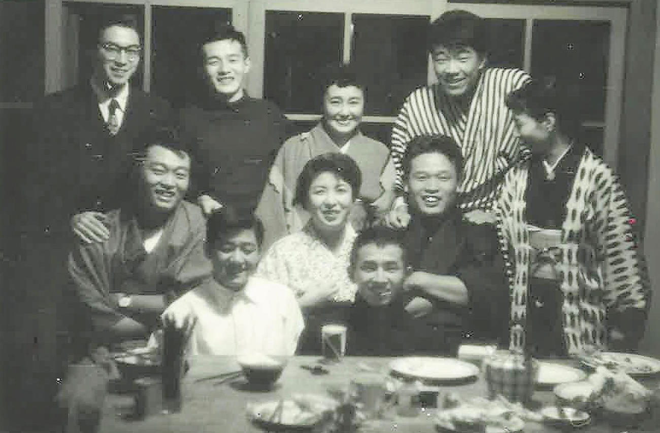 成城の自宅で食事の際に記念写真に収まる三原氏の妙子夫人（中央）、中西太氏（右から2人目下）ら家族。右後方は稲尾和久氏（中西氏提供）