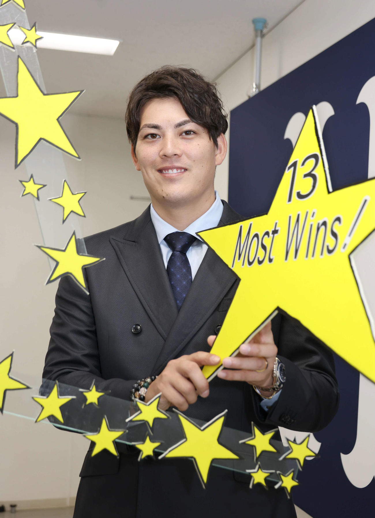 さらなる勝ち星を！　契約更改した広島九里は最多勝の今季を超える活躍を誓う（撮影・加藤孝規）