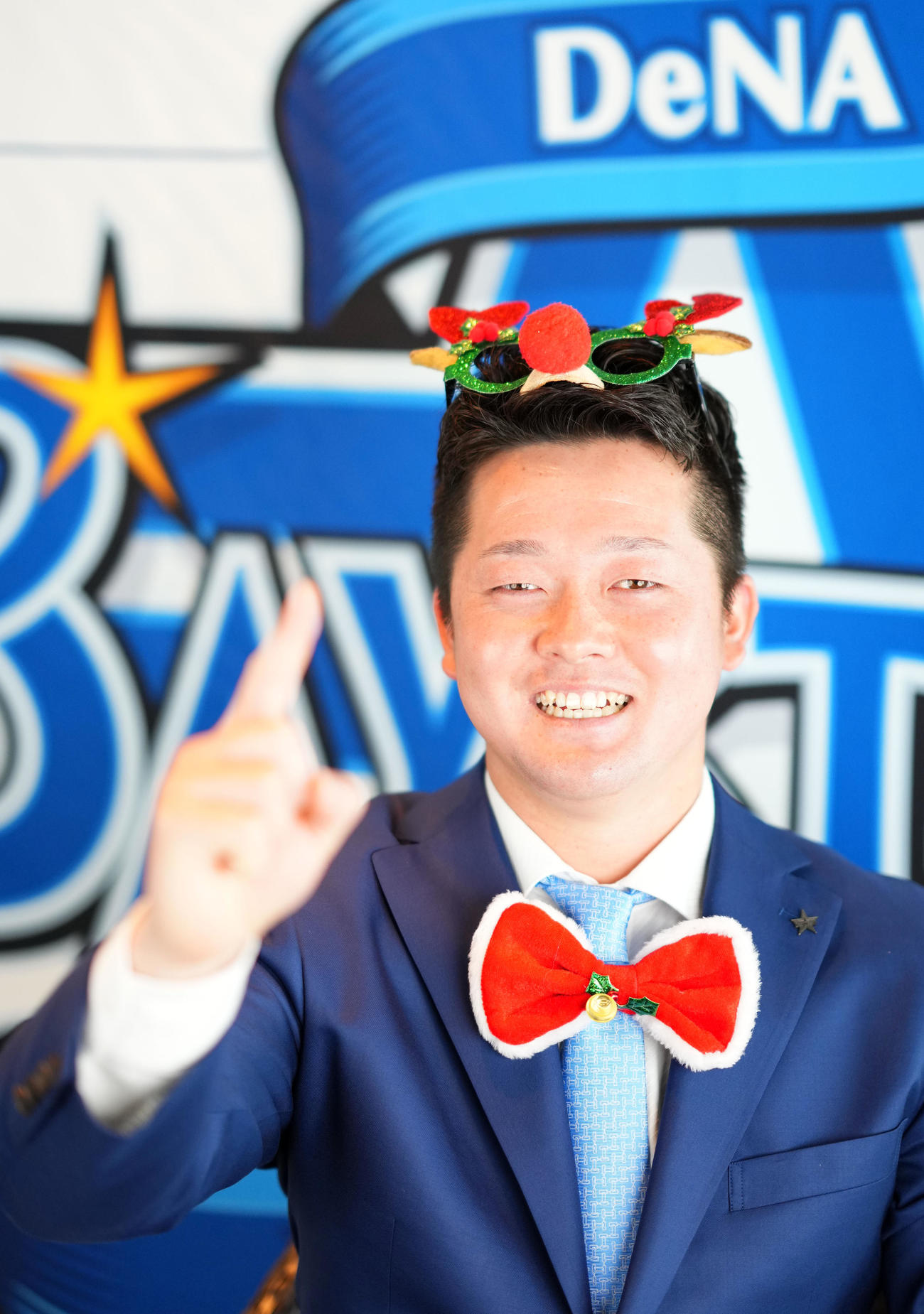 契約更改を終え、会見でポーズを決めるDeNA牧秀悟（撮影・横山健太）