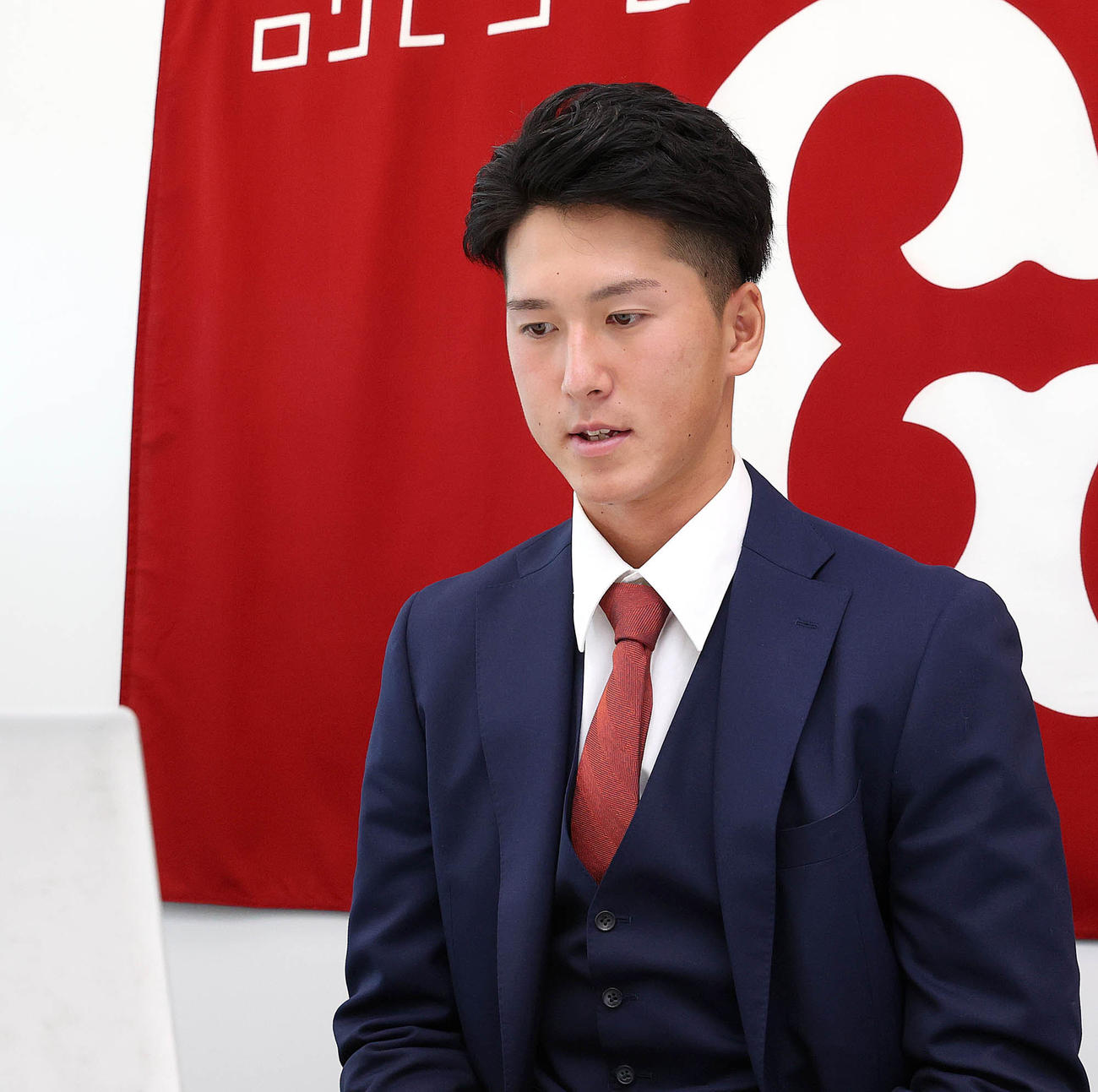 都内の球団事務所で契約更改後、リモート取材に応じる巨人秋広（球団提供）