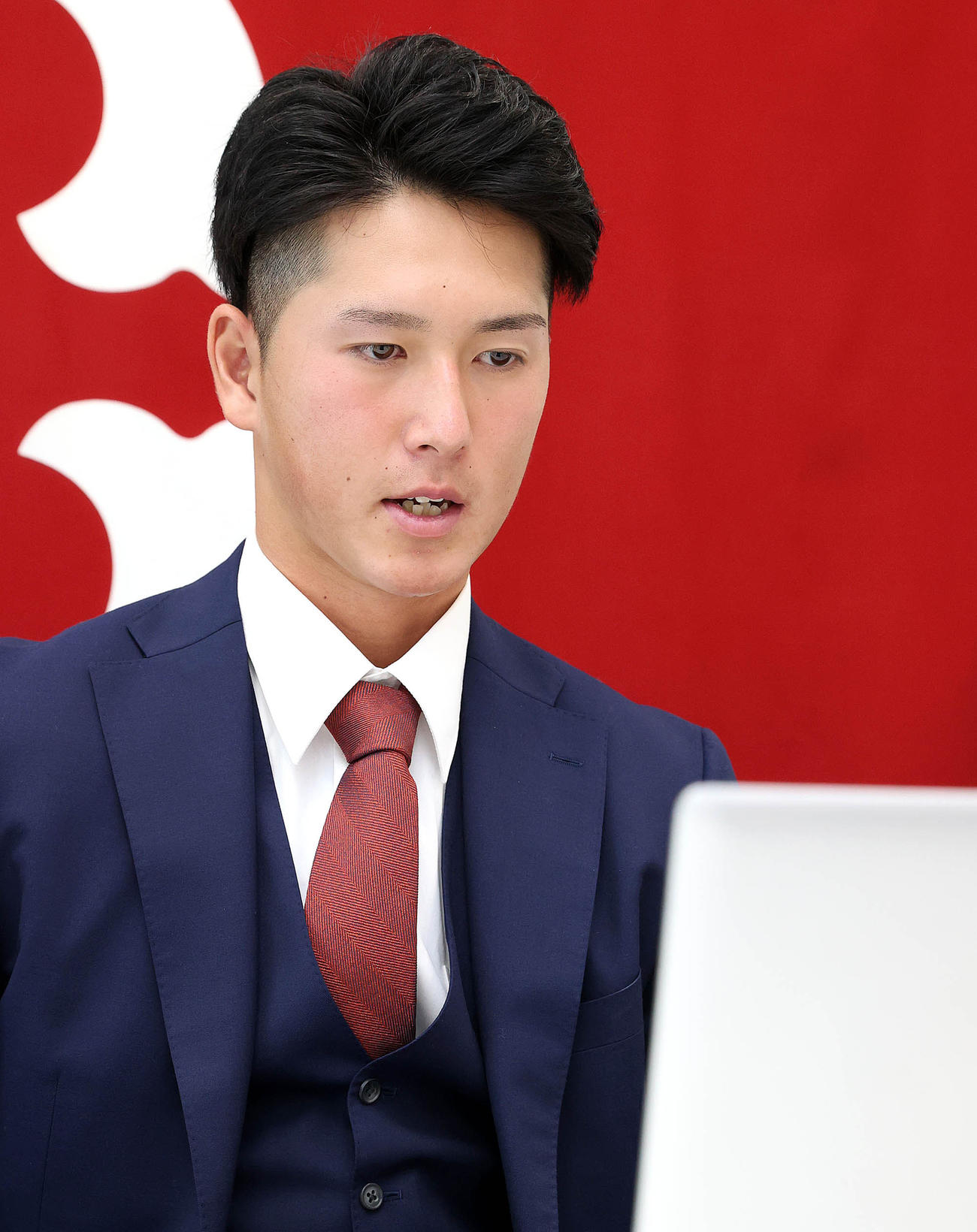 都内の球団事務所で契約更改後、リモート取材に応じる巨人秋広（球団提供）