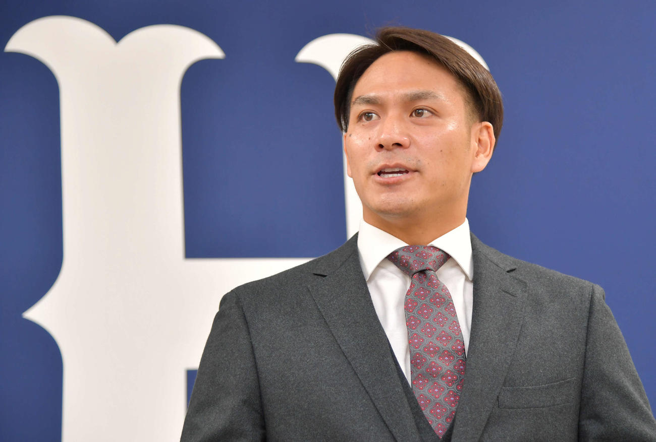 契約更改し、会見した広島田中広