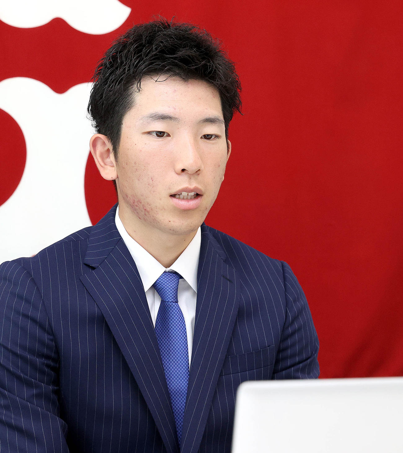 都内の球団事務所で契約更改後、リモート取材に応じる巨人戸郷（球団提供）