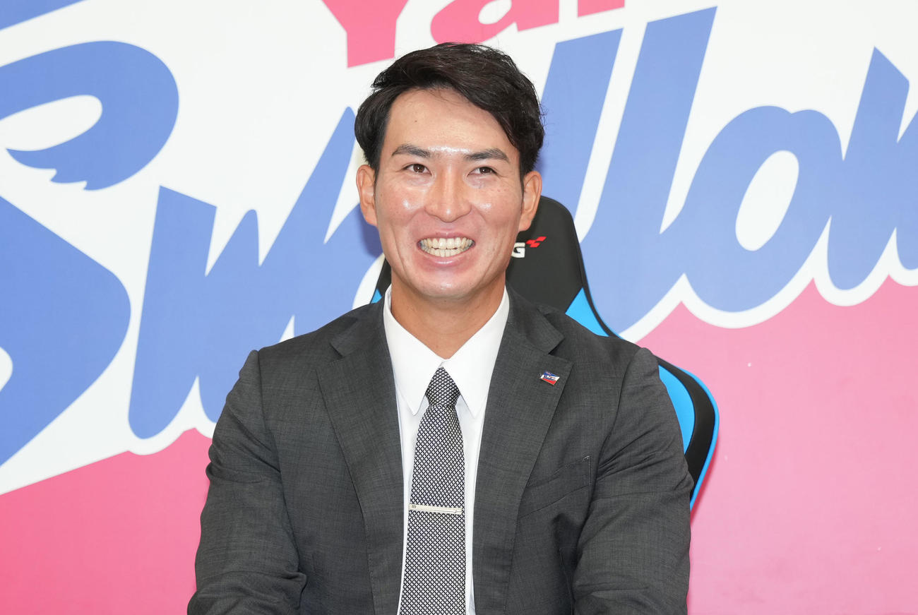 契約更改を終え取材に応じる松本友（代表撮影）