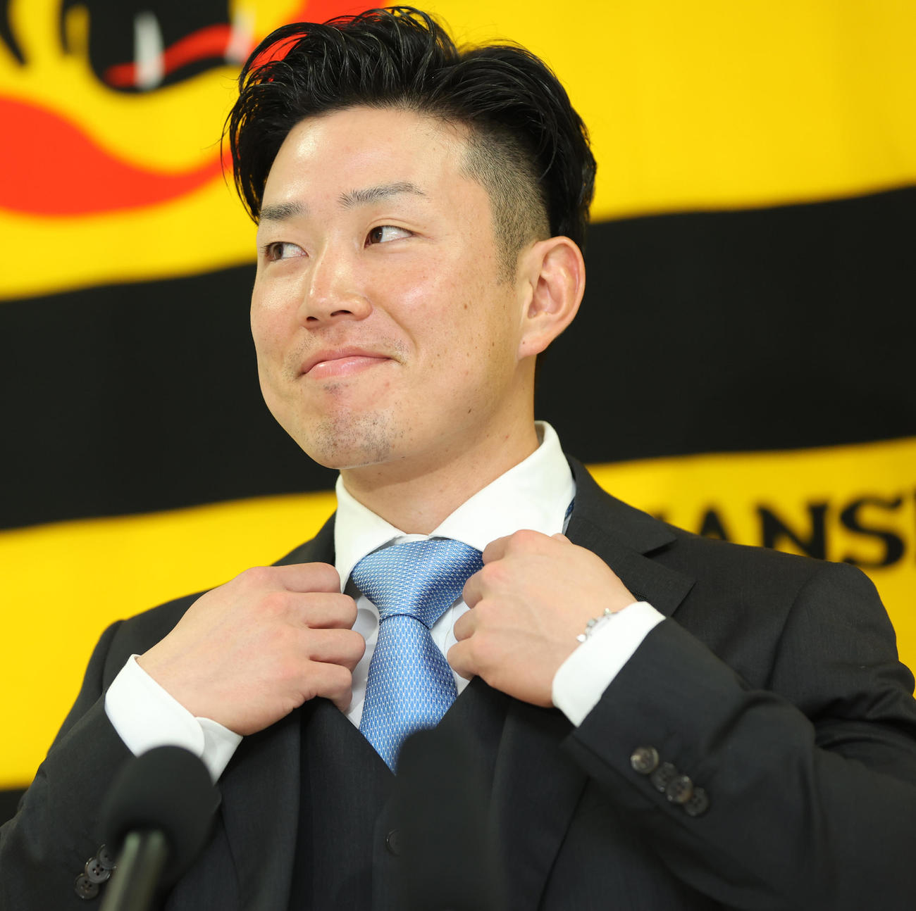 契約更改を終えて会見を行う糸原（代表撮影）