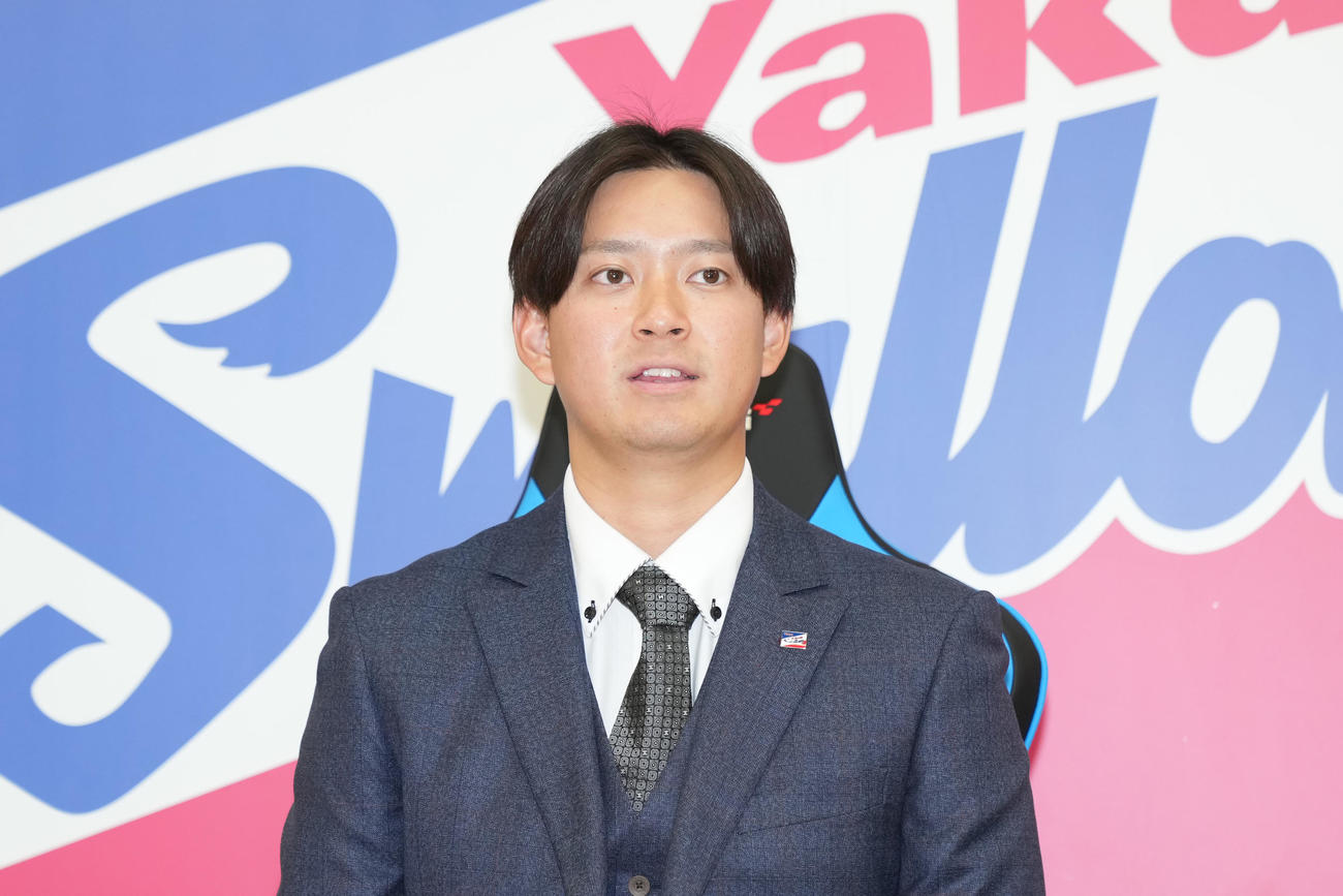 契約更改を終え取材に応じる吉田大喜（代表撮影）