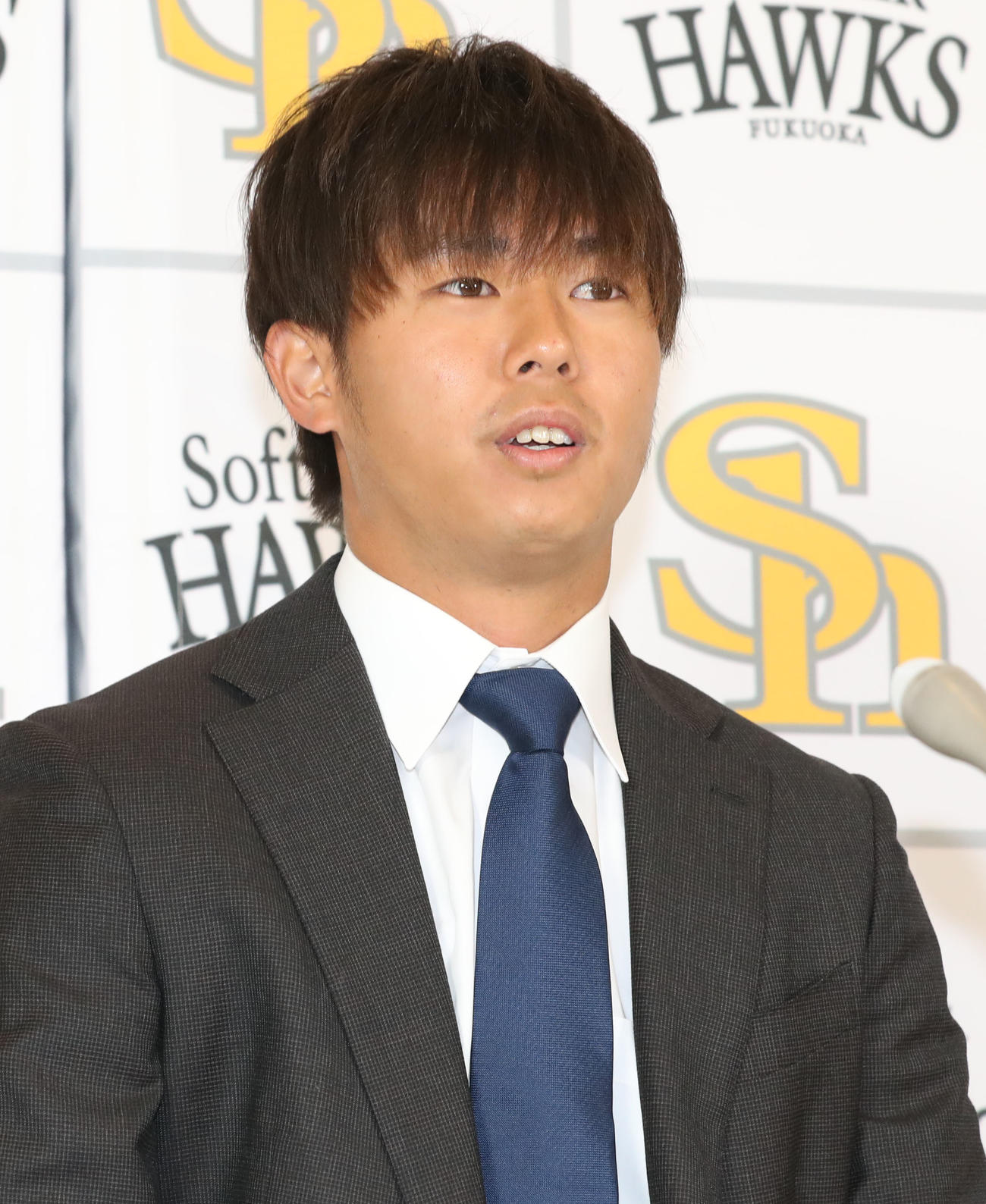 契約更改を終えて会見を行う田浦（撮影・屋方直哉）