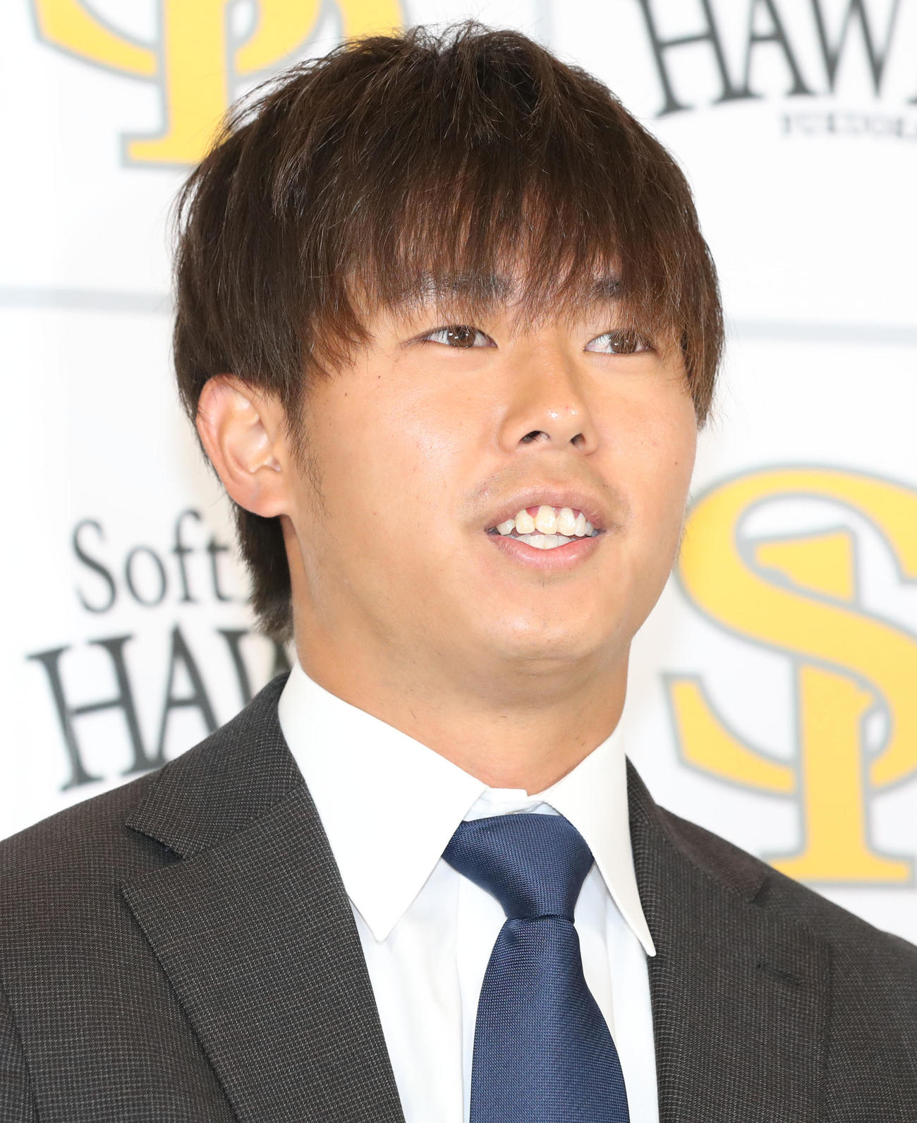 契約更改を終えて会見を行う田浦（撮影・屋方直哉）